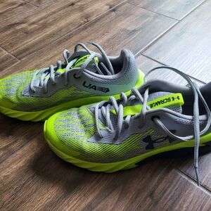 Boys Size 6.5Y Under Armour Sneaker